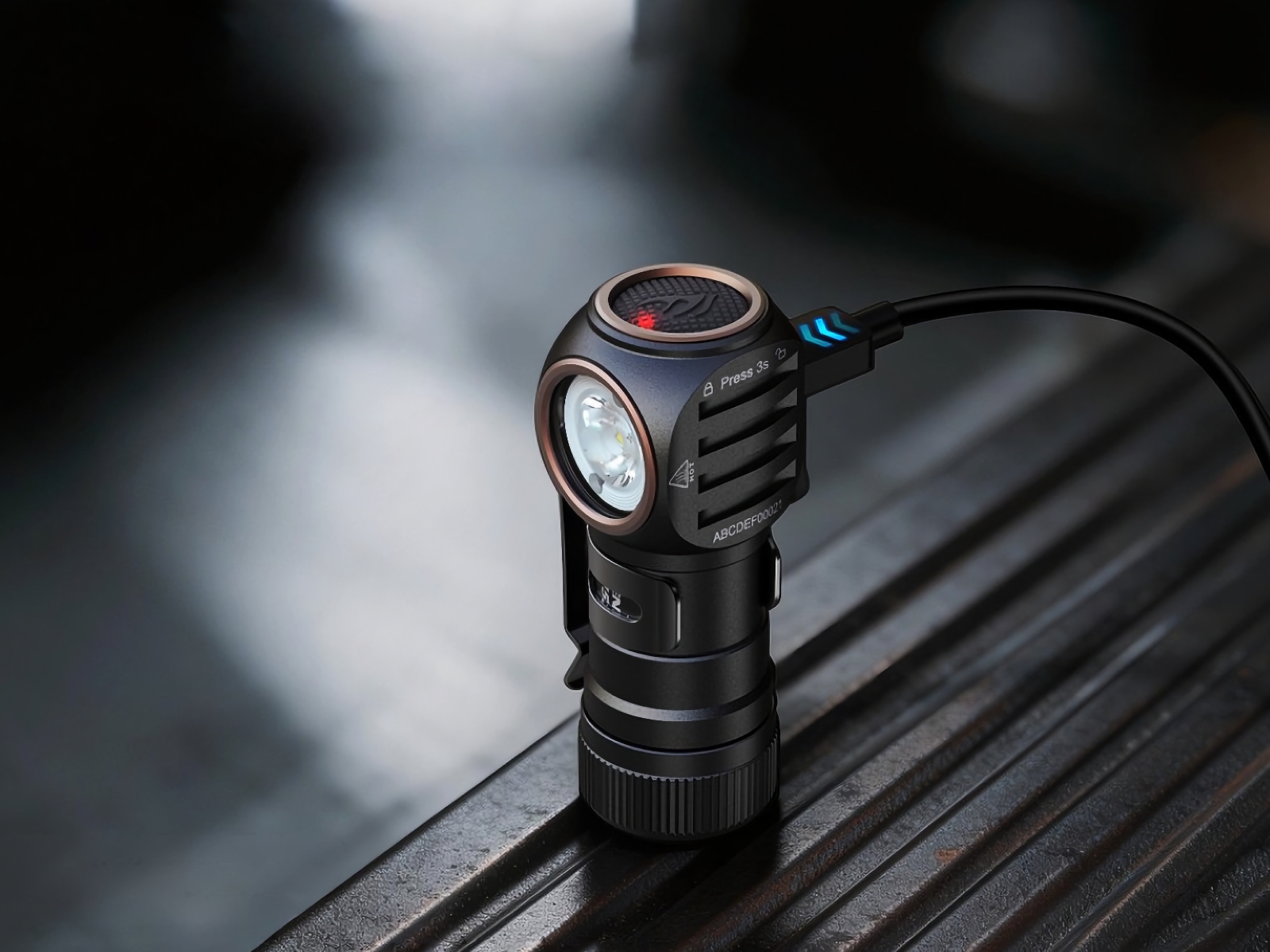 Налобний ліхтар на акумуляторі Fenix HM53R під час заряджання через USB