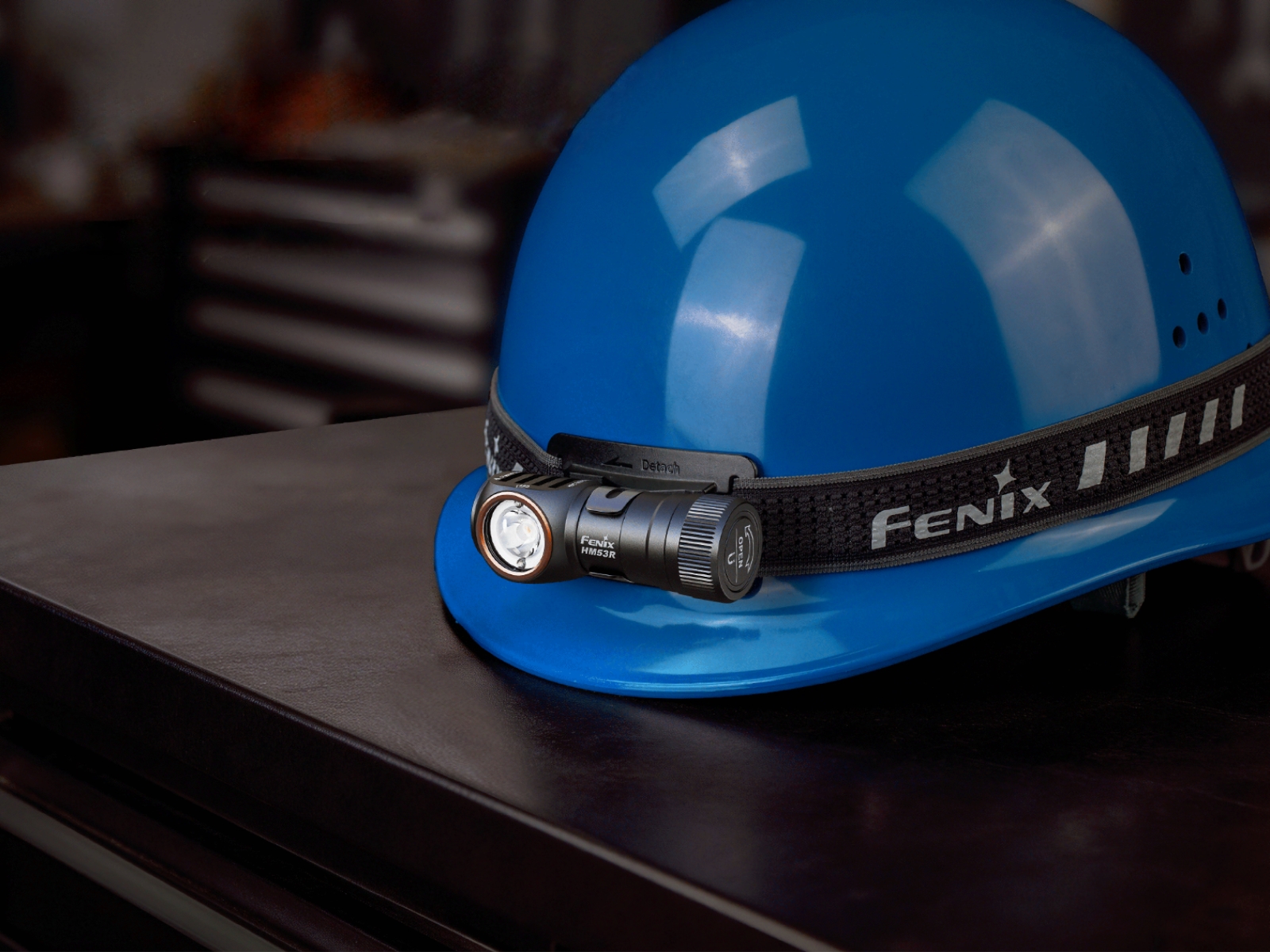 Налобний ліхтар з червоним світлом Fenix HM53R на захисній касці