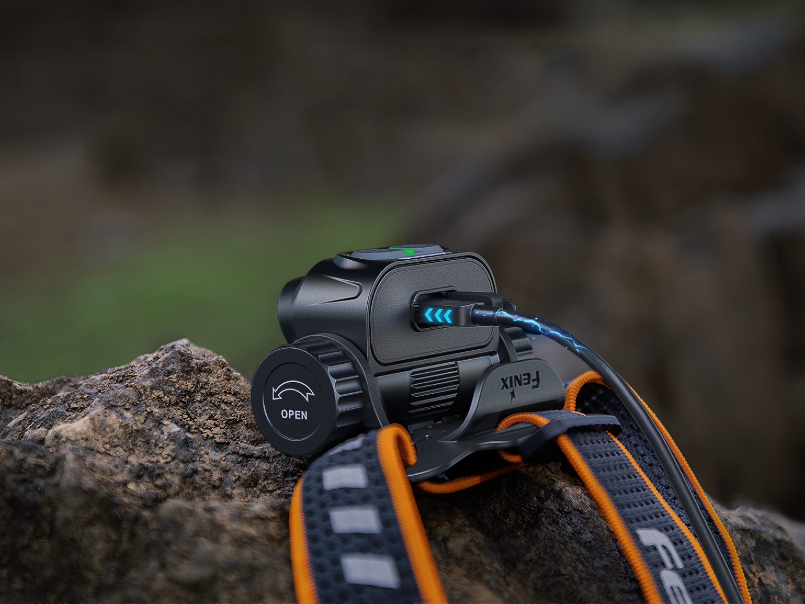 Налобний ліхтарик Fenix HM65R V2.0 під час заряджання через кабель USB Type-C