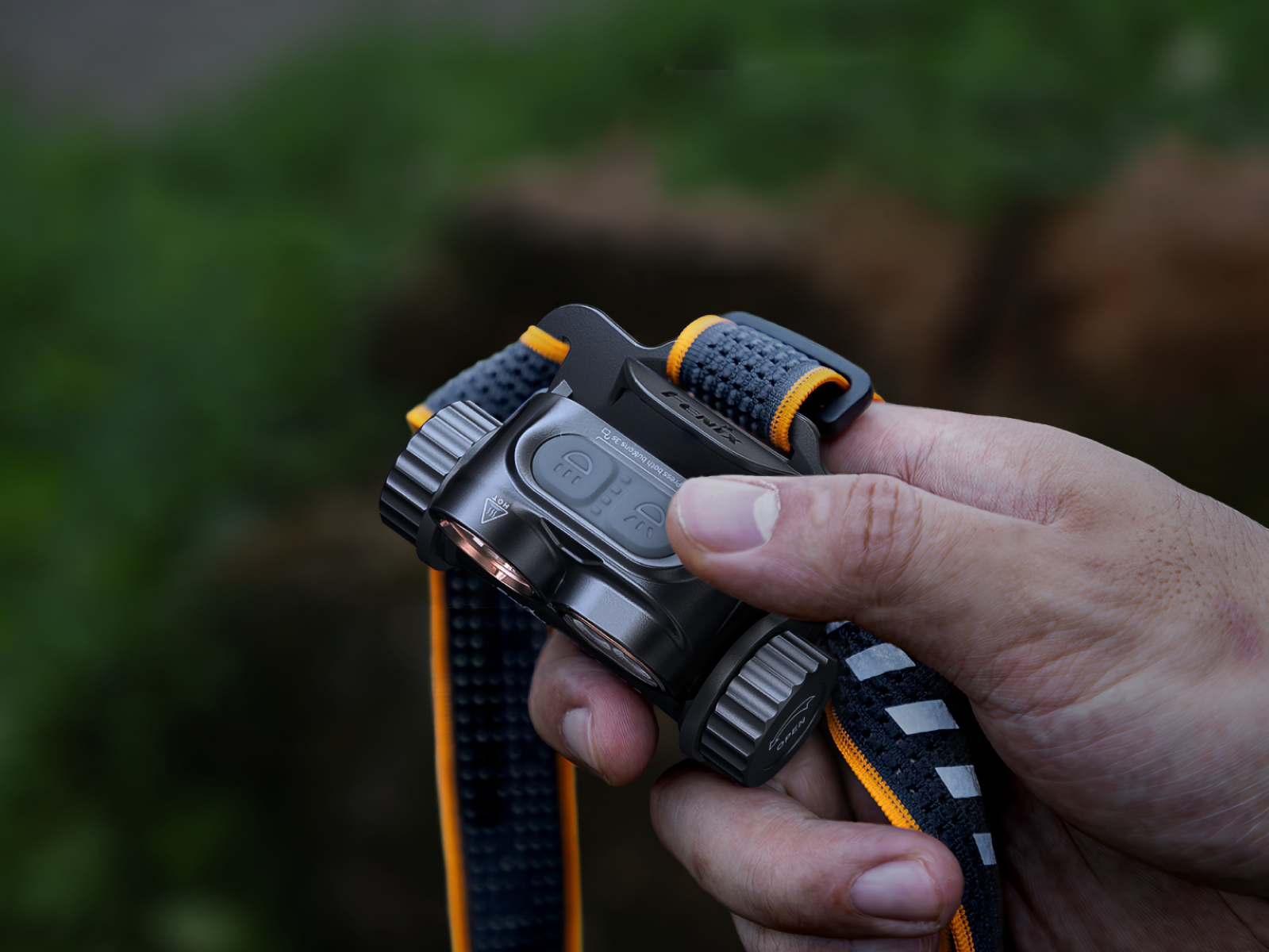 Ручне керування кнопками лобового ліхтаря Fenix HM65R V2.0.